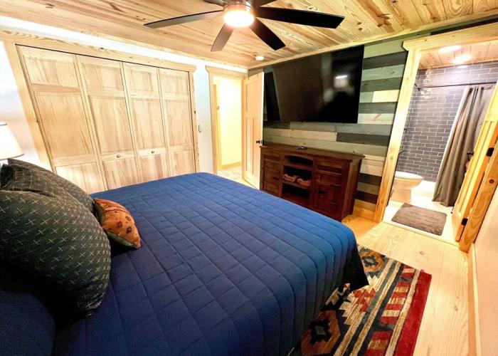 Catons Chapel 3 Bedroom Cabin by RedAwning