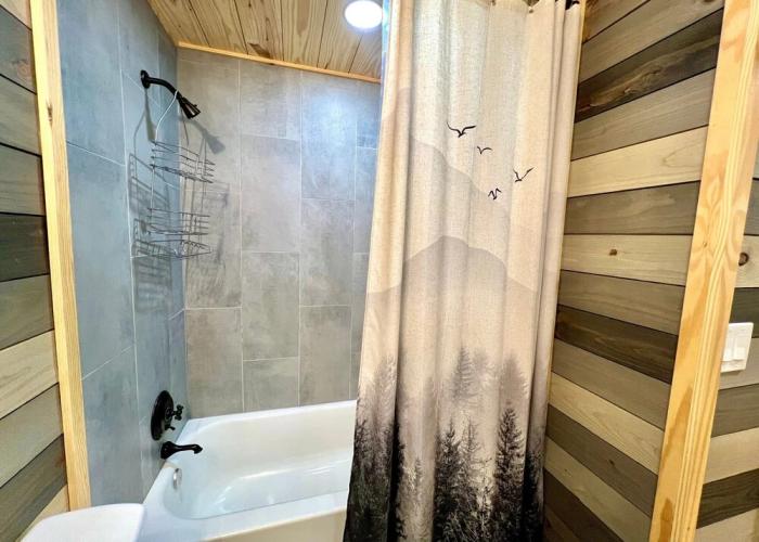 Catons Chapel 3 Bedroom Cabin by RedAwning