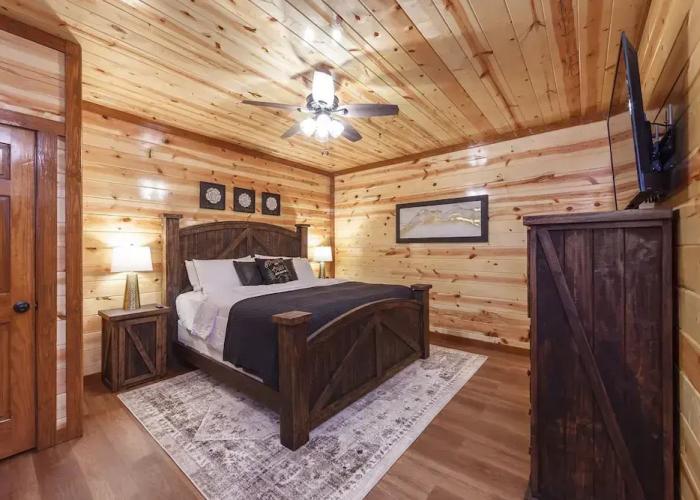 Black Bear Splash 6 Bedroom Cabin by RedAwning