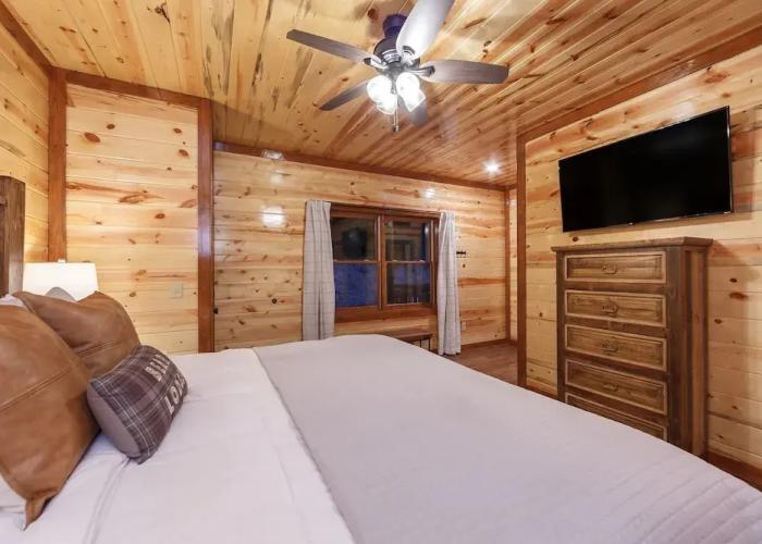 Black Bear Splash 6 Bedroom Cabin by RedAwning