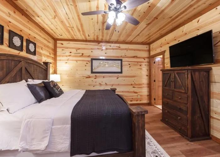 Black Bear Splash 6 Bedroom Cabin by RedAwning