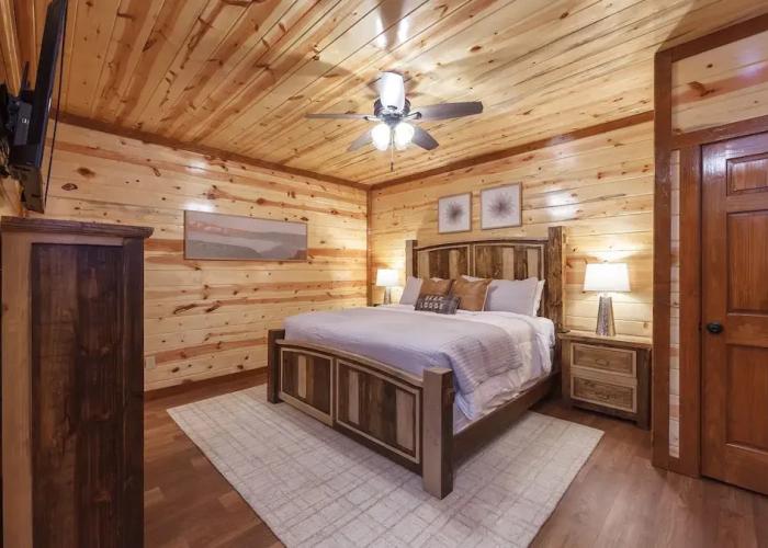 Black Bear Splash 6 Bedroom Cabin by RedAwning