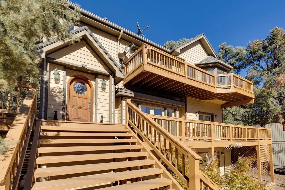 Game Room & Deck: Modern Frazier Park Home!