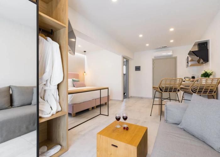 V Luxury Suites