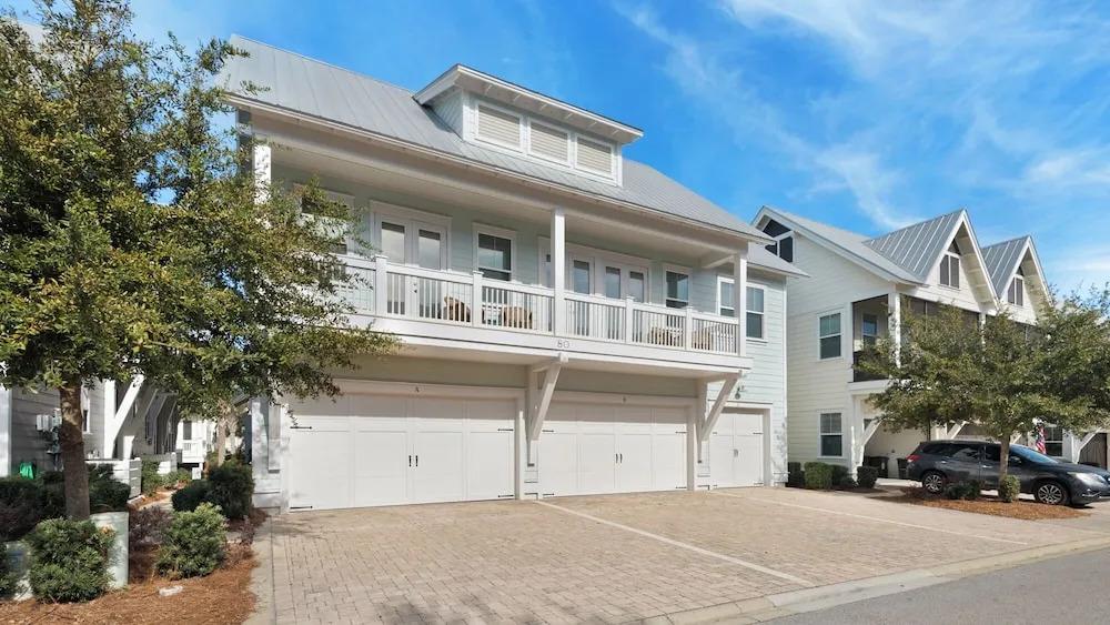 Modern Comfort + Resort Style Pool: Perfect Prominence Location for 10