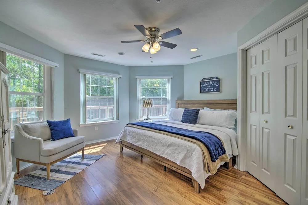 Bright Ozarks Condo w/ Balcony & Lake Views!