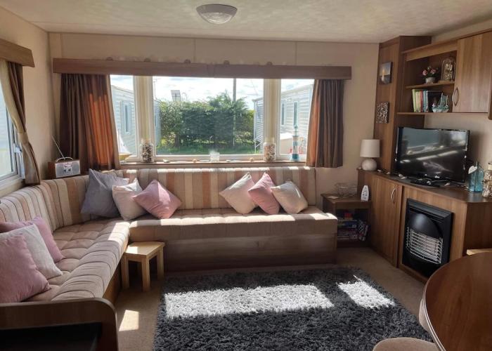 Super 3 Bedroom Pet Friendly Caravan With Decking
