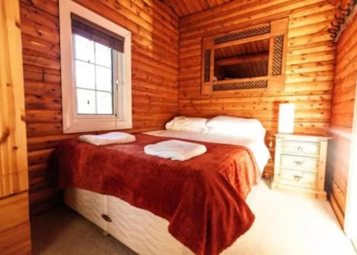 Cozy Mountain 2 Bed Log Cabin