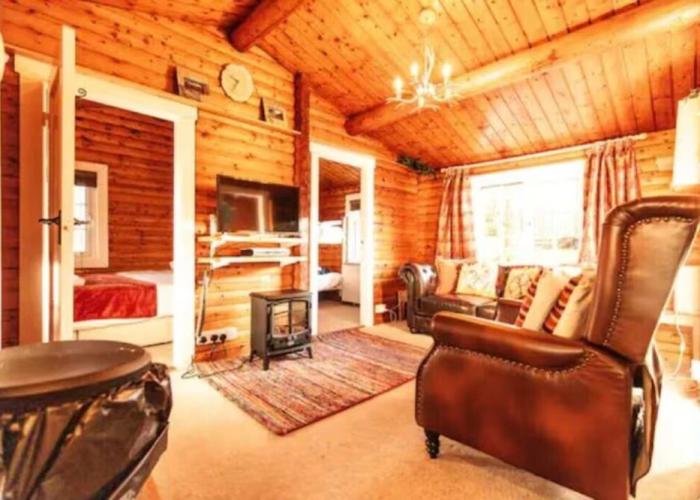 Cozy Mountain 2 Bed Log Cabin