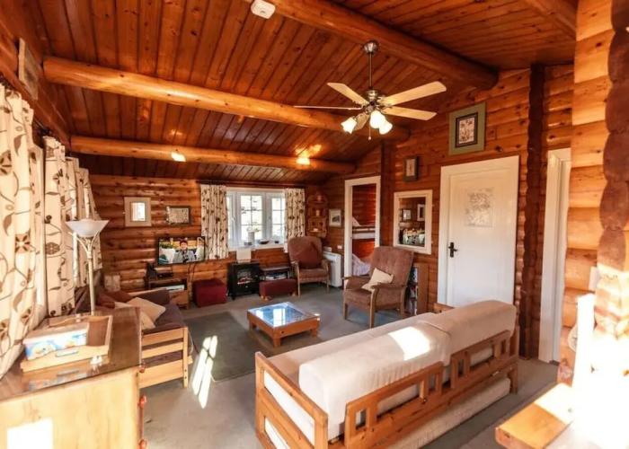 Spacious 3 Bed Log Cabin in Snowdonia