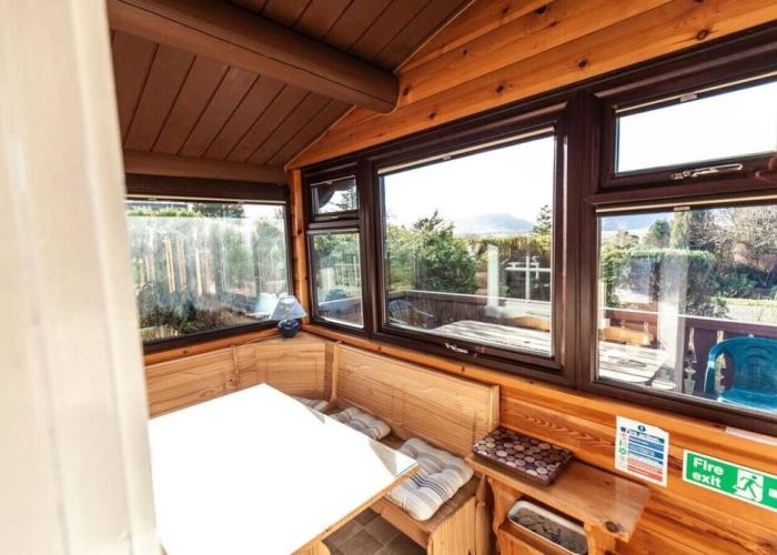 Spacious 3 Bed Log Cabin in Snowdonia