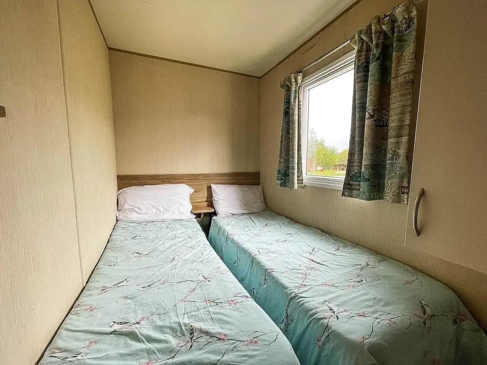 Caravansleeps8-hottub-fireplace-garden-patio