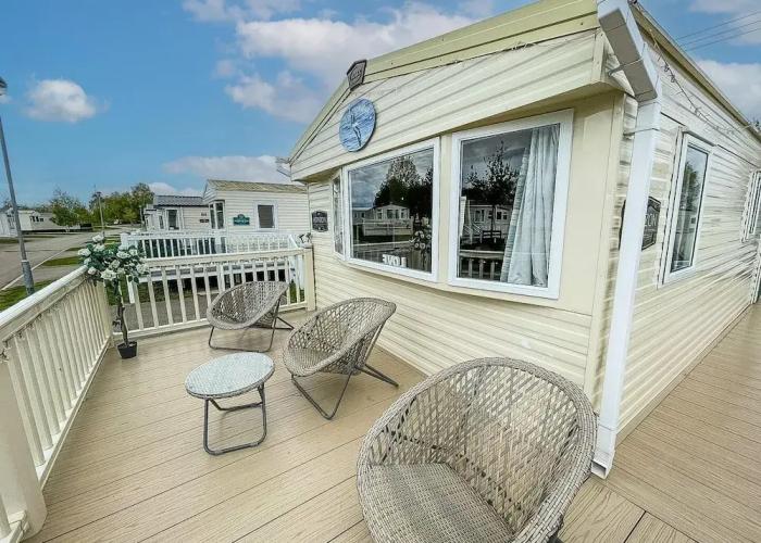 Cottages_and_Houses Caravansleeps8-hottub-fireplace-garden-patio
