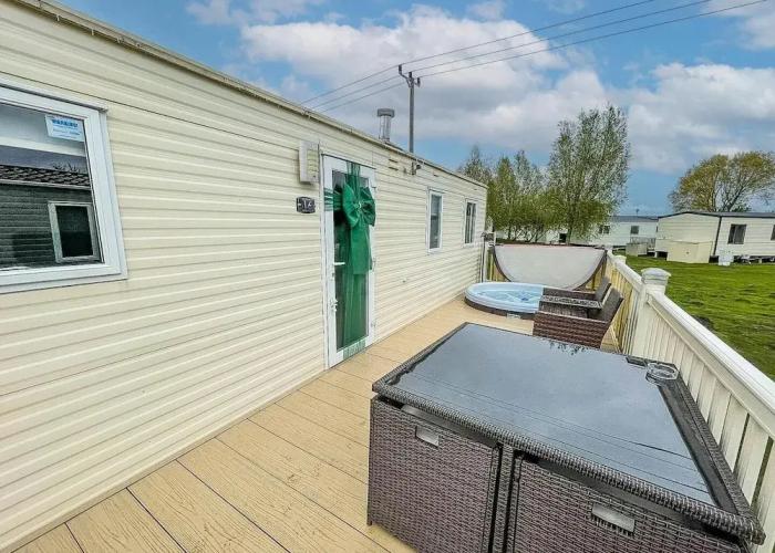 Cottages_and_Houses Caravansleeps8-hottub-fireplace-garden-patio