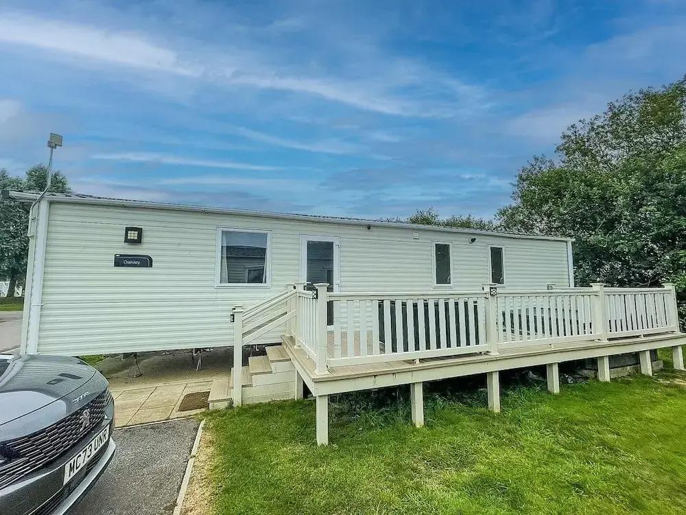 Caravansleeps6-hottub-garden-waterwonderland