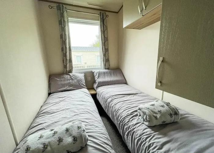 Cottages_and_Houses Caravansleeps6-hottub-garden-waterwonderland