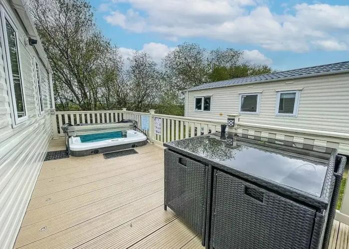 Cottages_and_Houses Caravansleeps6-hottub-garden-waterwonderland