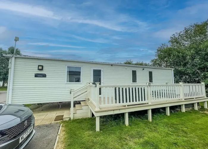 Cottages_and_Houses Caravansleeps6-hottub-garden-waterwonderland