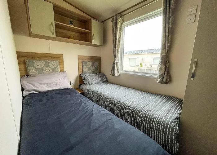 Cottages_and_Houses Caravansleeps6-hottub-garden-waterwonderland