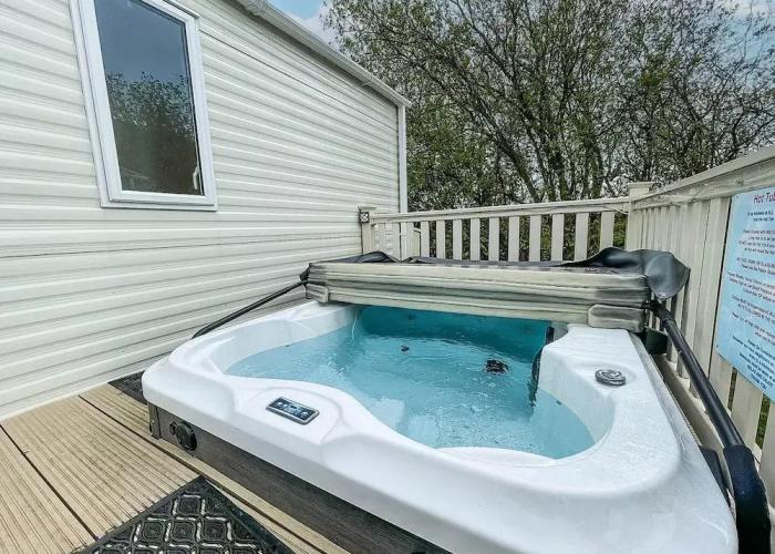 Cottages_and_Houses Caravansleeps6-hottub-garden-waterwonderland