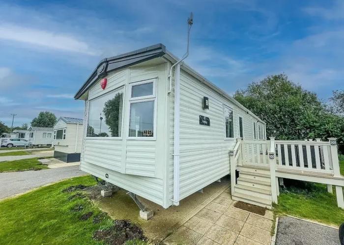 Cottages_and_Houses Caravansleeps6-hottub-garden-waterwonderland
