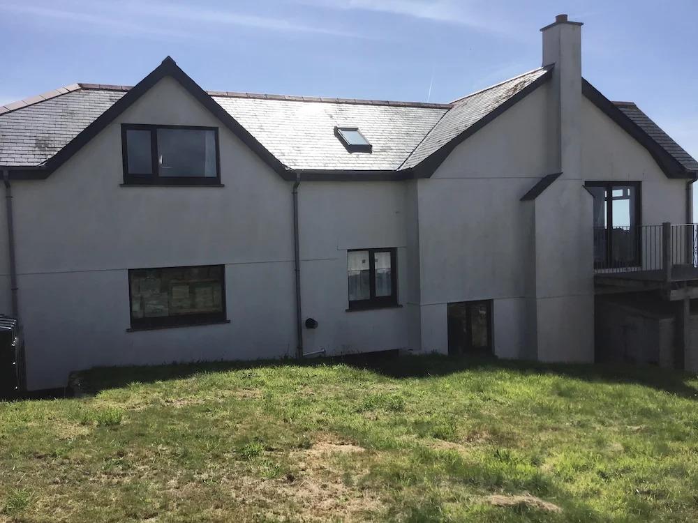 Seaside Escape-sleeps10-family&petfriendly-balcony