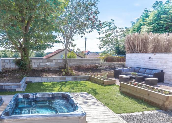 Lovely 1-bed Cottage in Kelty With Hot Tub
