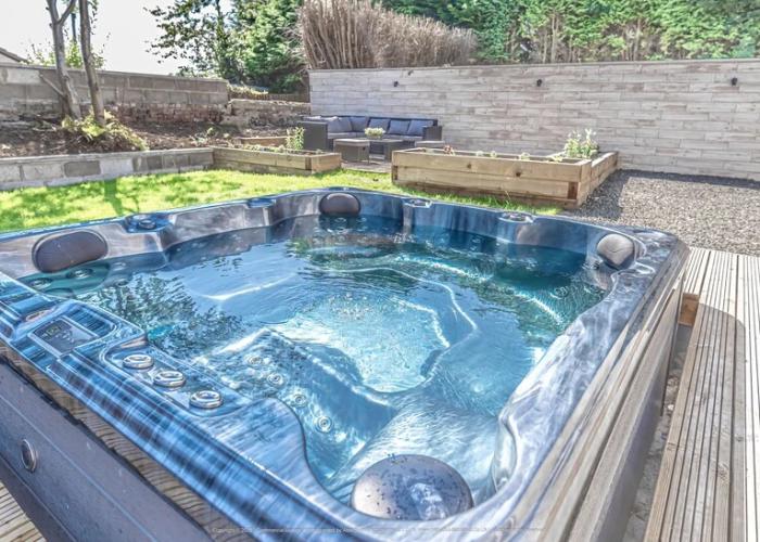 Lovely 1-bed Cottage in Kelty With Hot Tub