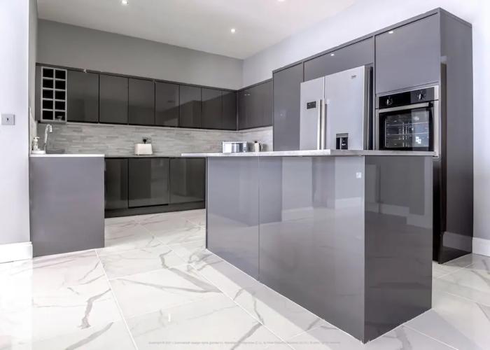 Beautiful Modern Open Plan Living With Hot Tub