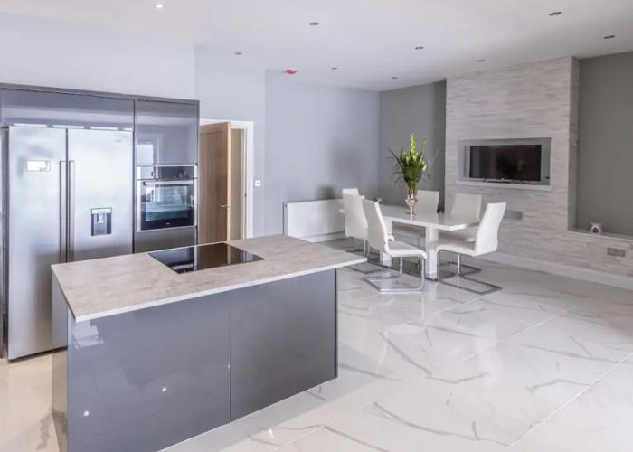 Beautiful Modern Open Plan Living With Hot Tub