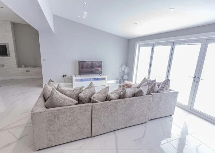 Beautiful Modern Open Plan Living With Hot Tub