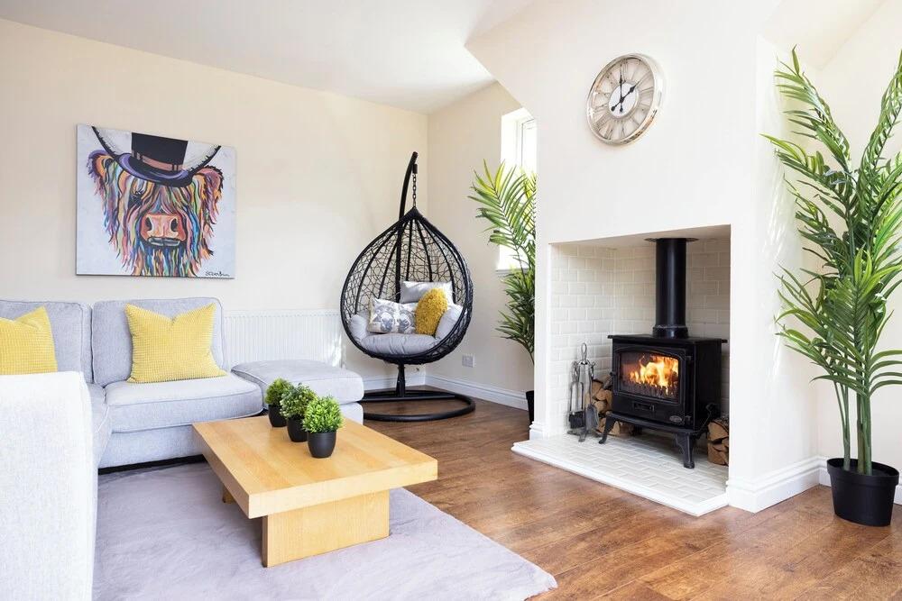 JOIVY Greenknowes Cottage W/ Hot Tub & Fireplace