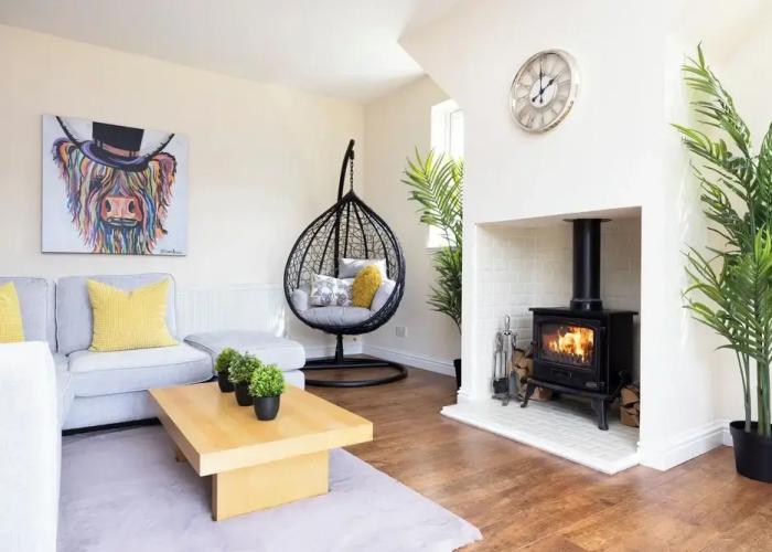 JOIVY Greenknowes Cottage W/ Hot Tub & Fireplace