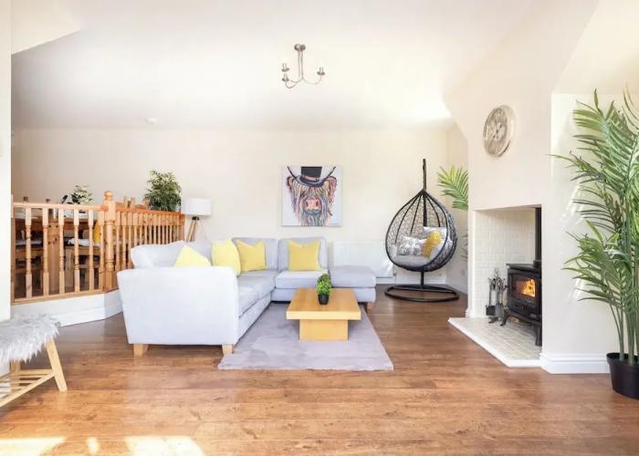 JOIVY Greenknowes Cottage W/ Hot Tub & Fireplace