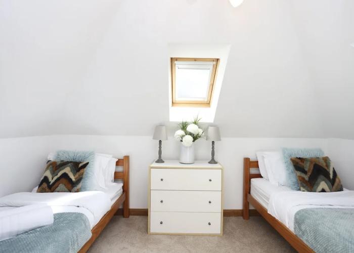 JOIVY Greenknowes Farmhouse Retreat 7 Bed With Hot Tub And Bar