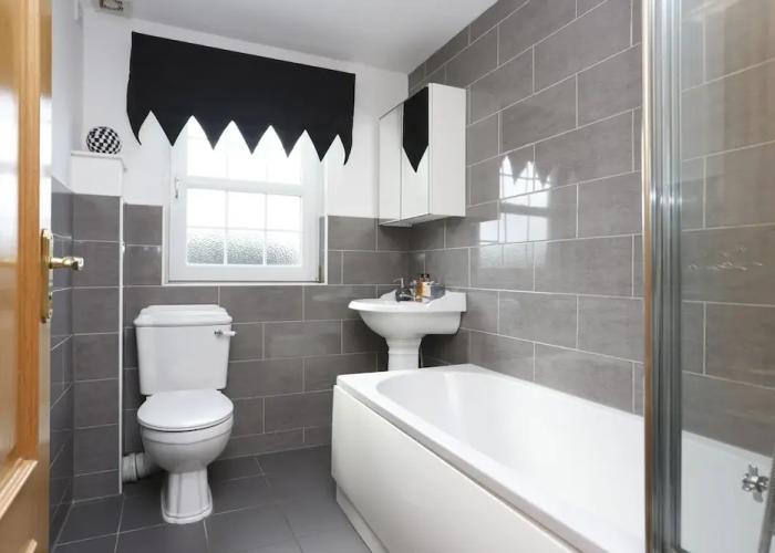 JOIVY Greenknowes Farmhouse Retreat 7 Bed With Hot Tub And Bar