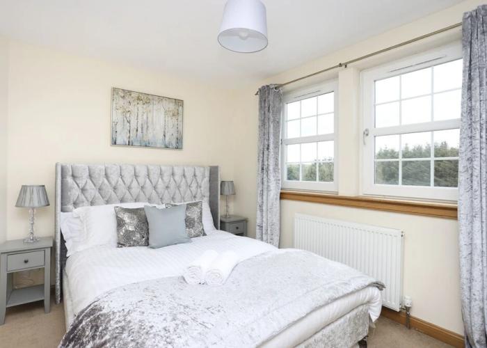 JOIVY Greenknowes Farmhouse Retreat 7 Bed With Hot Tub And Bar