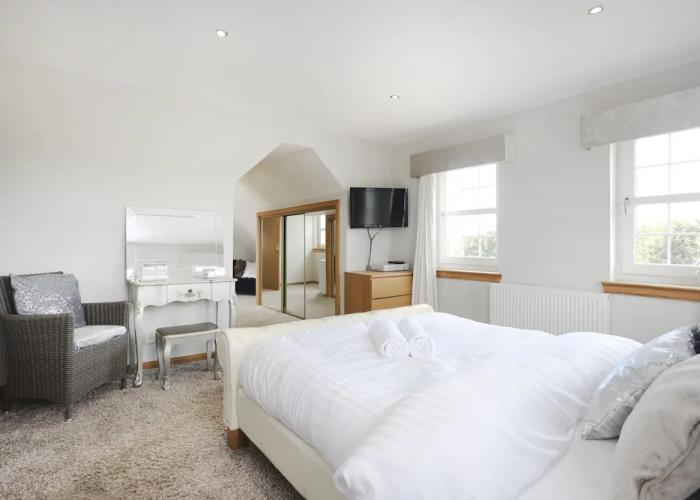 JOIVY Greenknowes Farmhouse Retreat 7 Bed With Hot Tub And Bar