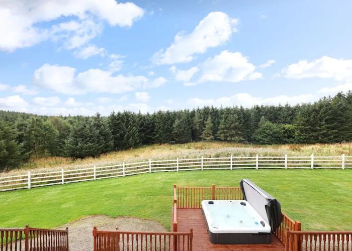 JOIVY Greenknowes Lodge With Hot Tub And Wood Burning Stove