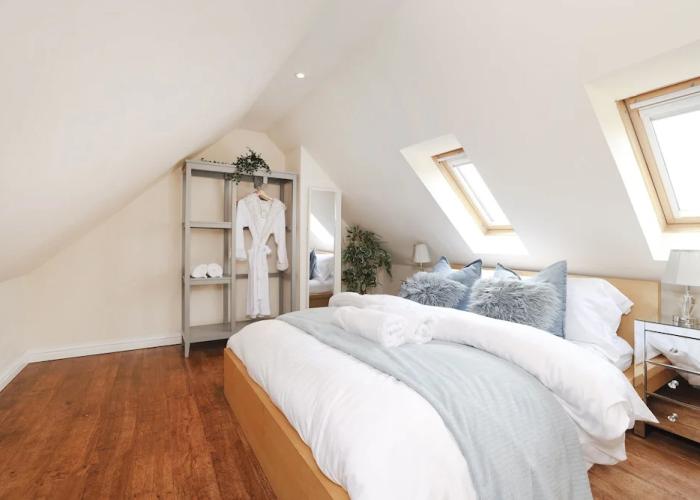 JOIVY Greenknowes Lodge With Hot Tub And Wood Burning Stove