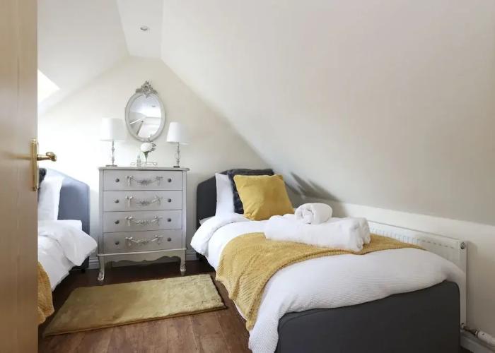 JOIVY Greenknowes Lodge With Hot Tub And Wood Burning Stove