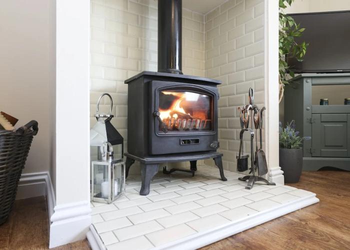 JOIVY Greenknowes Lodge With Hot Tub And Wood Burning Stove