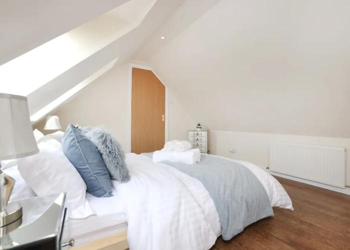 JOIVY Greenknowes Lodge With Hot Tub And Wood Burning Stove