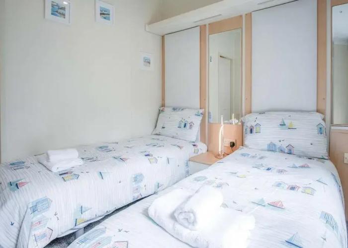 2 Manor Lodge - 2 Bedroom Lodge - Pendine