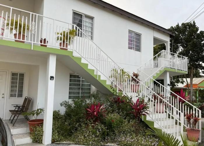 Lovely 2 Bedroom Apt 4 Warm, Cosy, Comfortable