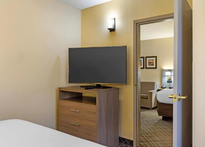 Comfort Suites Hanes Mall