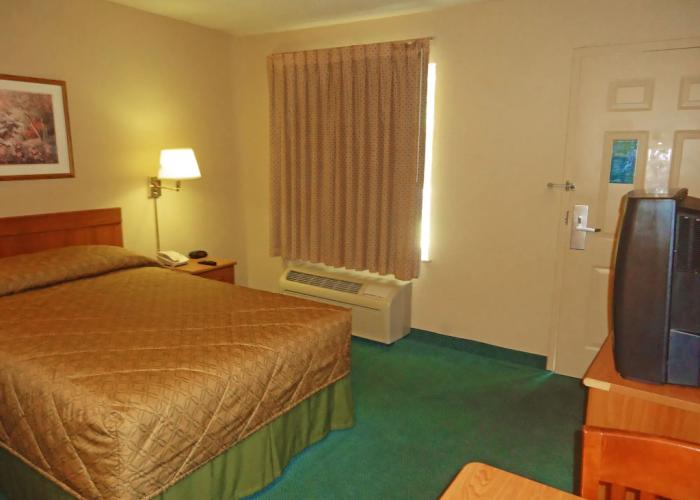 HomeTowne Studios by Red Roof Winston-Salem - University Pkwy