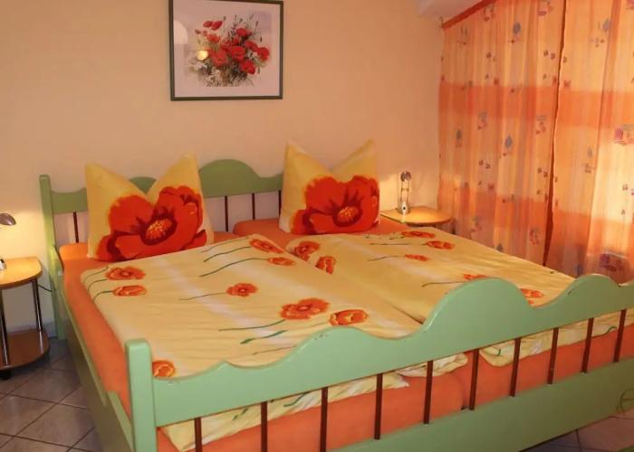 Apartment in Weibig With Garden