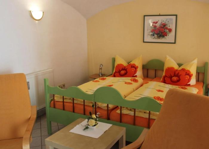 Apartment in Weibig With Garden