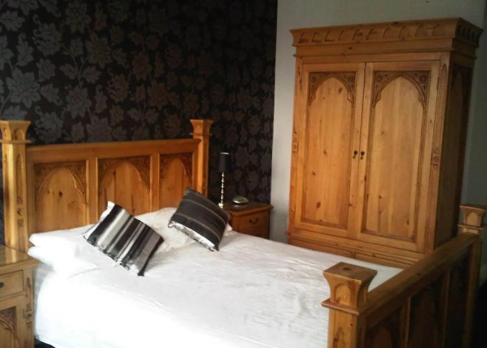 Crown Court Hotel & Bar.